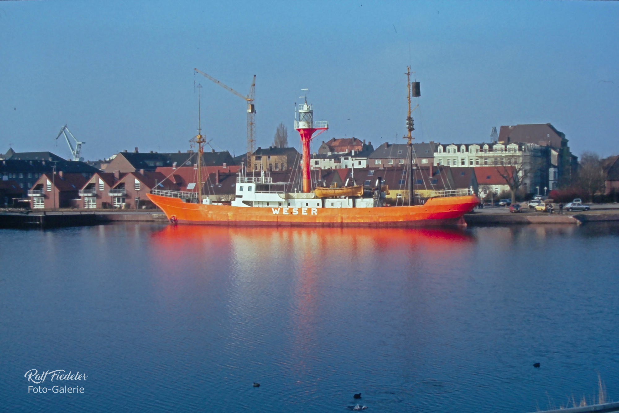Feuerschiff Weser im großen Hafen von Wilhelmshaven