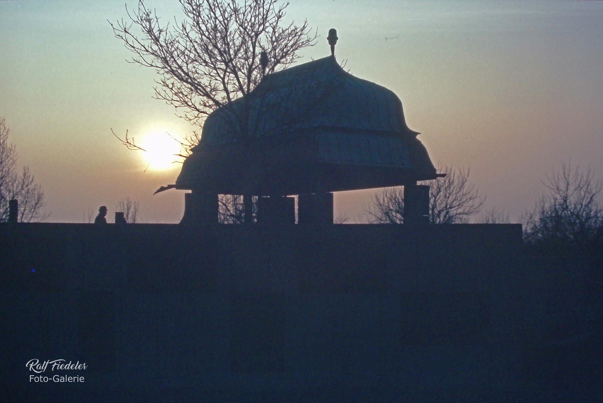 Chinesische Dach im Ölhafen von Wilhelmshaven