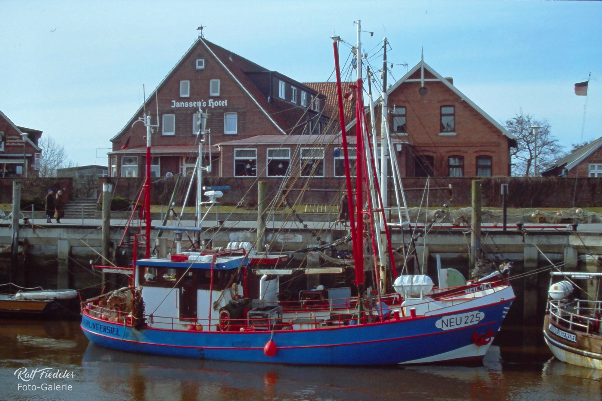 Fischkutter in Neuharlingersiel mit Janssens Hotel