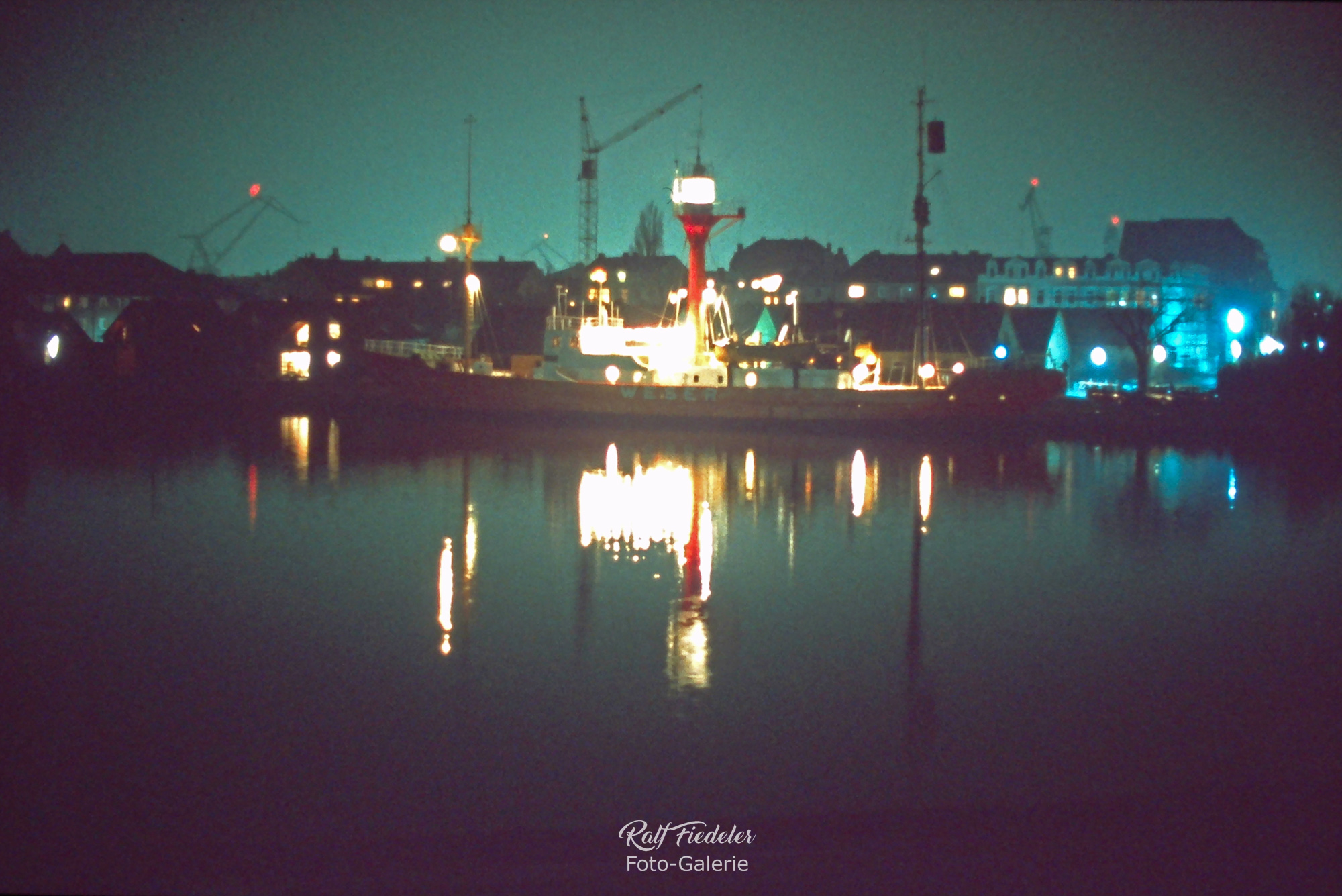 Feuerschiff Weser im großen Hafen von Wilhelmshaven bei Nacht