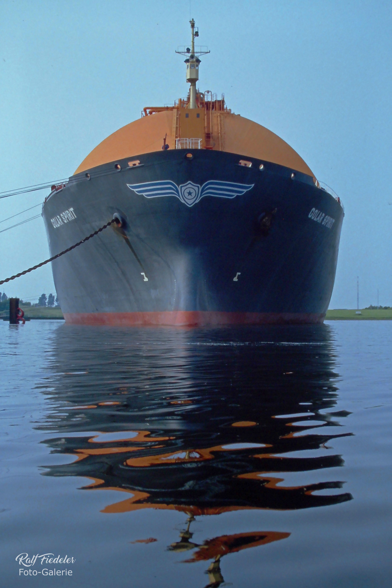 Flüssiggastanker GOLAR SPIRIT im großen Hafen von Wilhelmshaven
