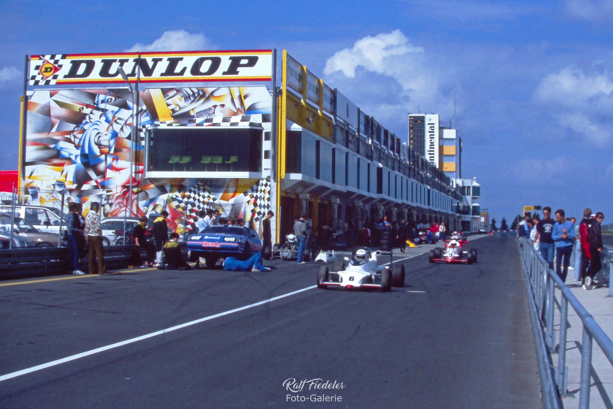 Nürburgring Grand-Prix Strecke, die Boxengasse in der Nähe der Burgruine Nürburg