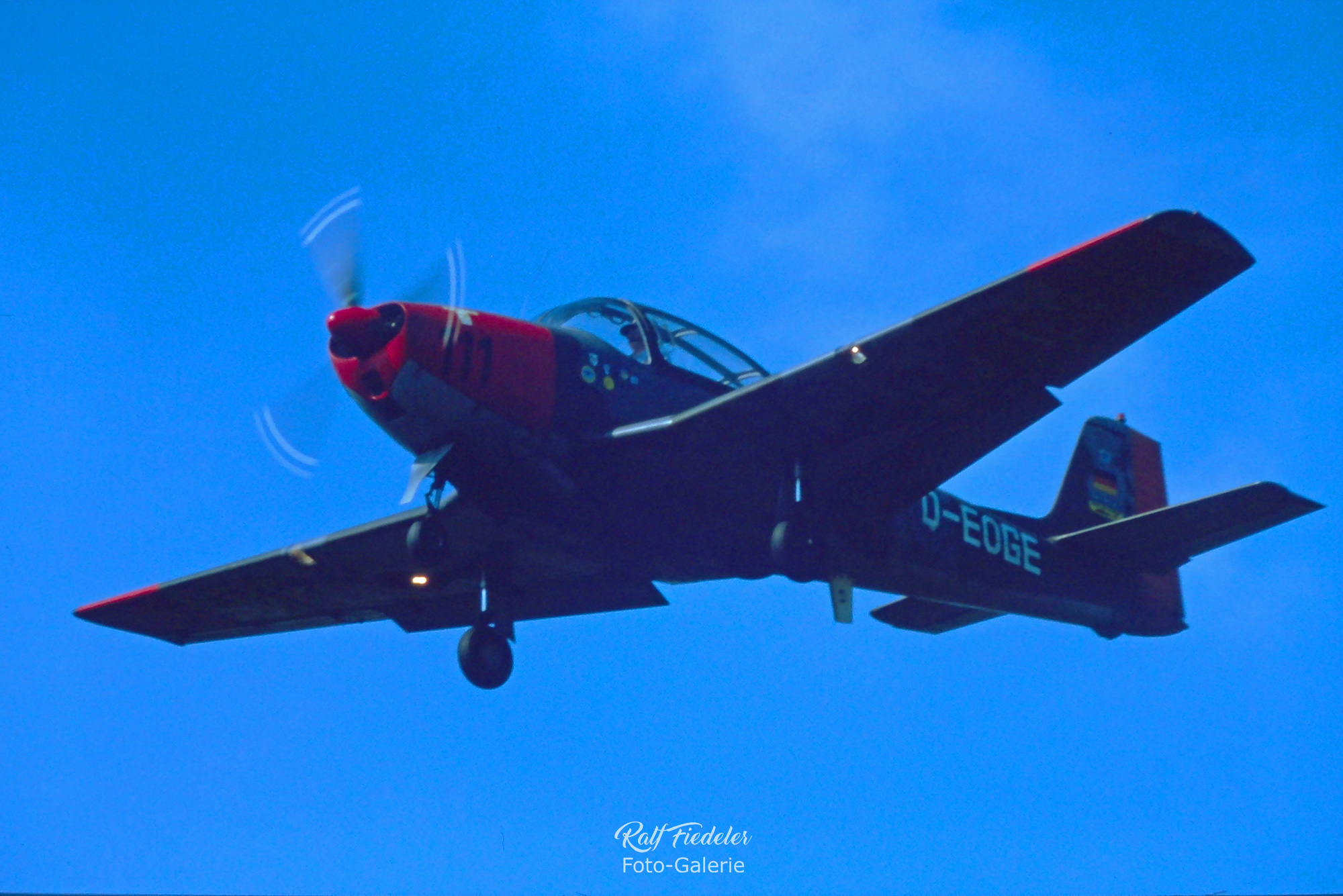 Flugtag in Mariensiel Propellermaschine im Anflug