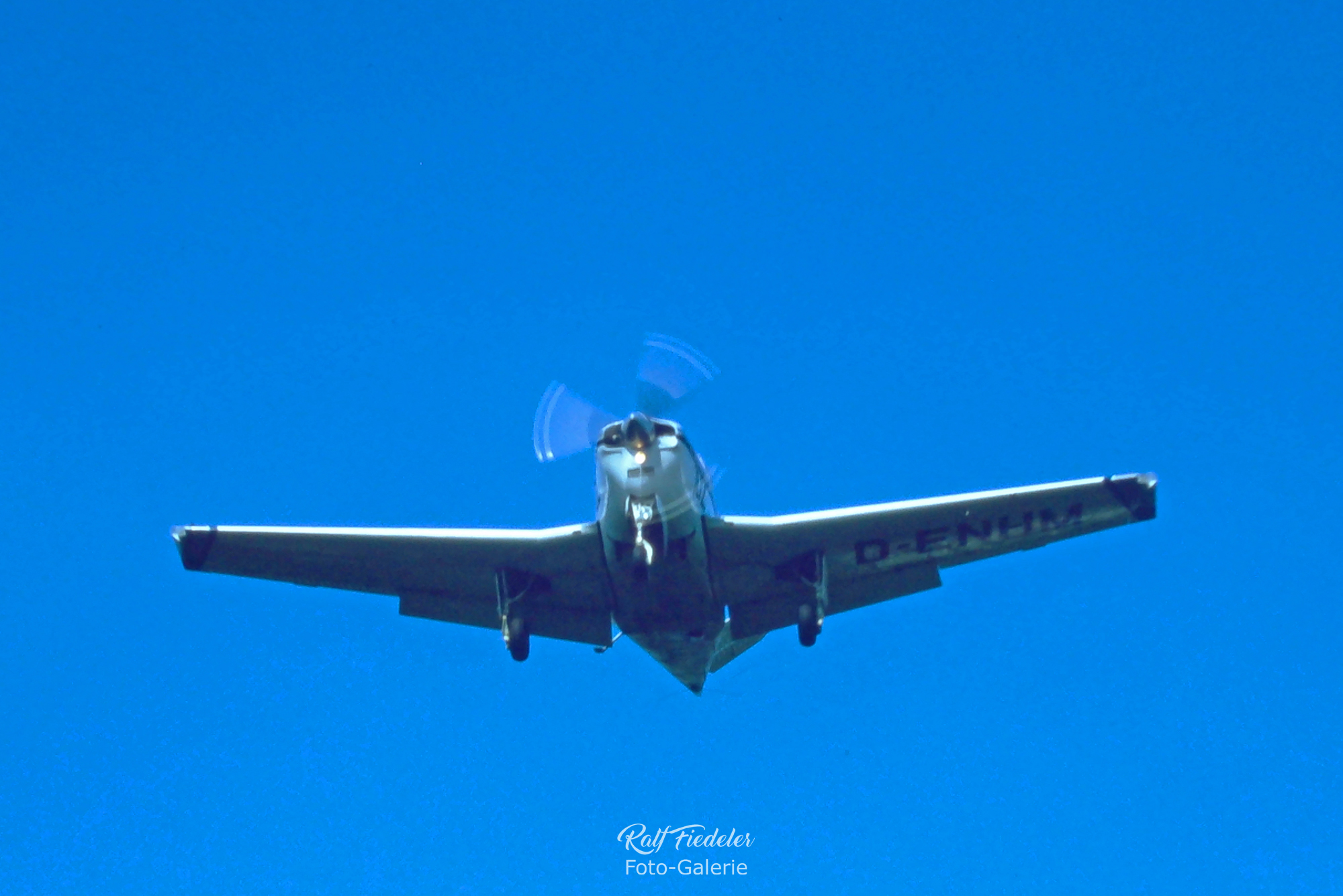 Flugtag in Mariensiel Propellermaschine im Anflug