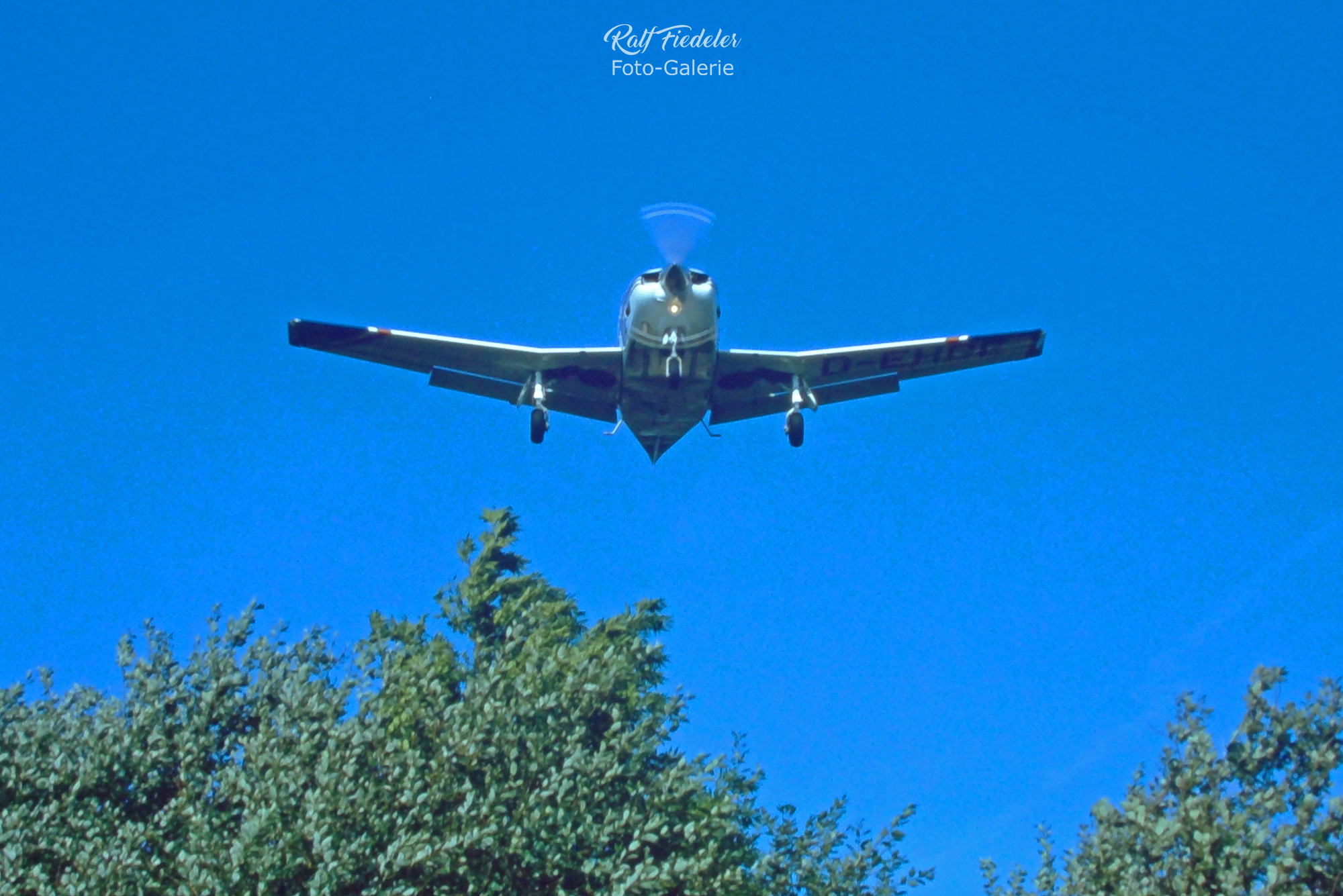 Flugtag in Mariensiel Propellermaschine im Anflug