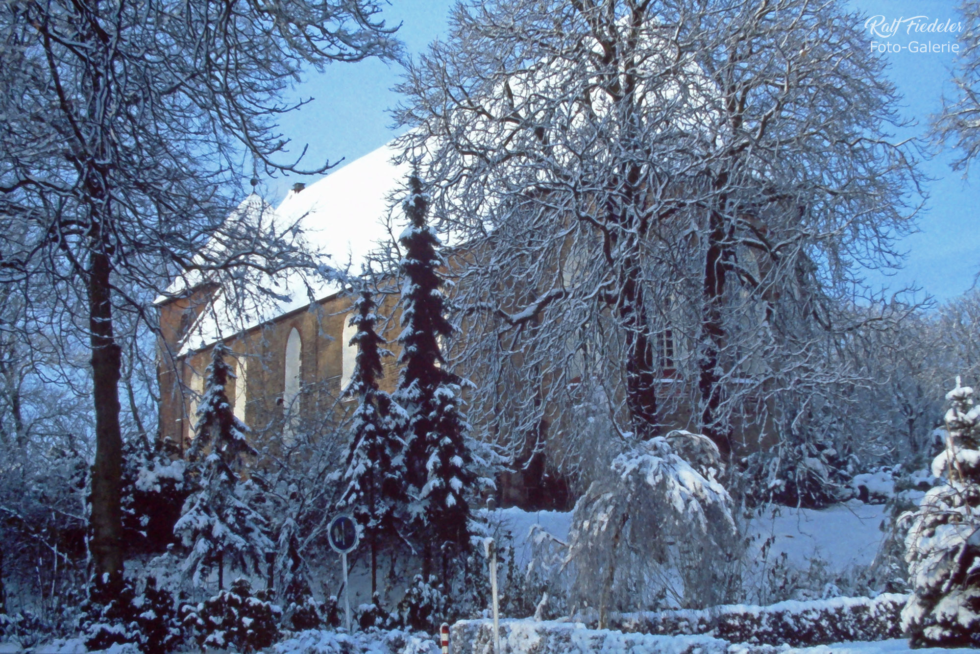 Evangelisch-lutherische St.-Stephanus-Kirche in Schortens im Schnee