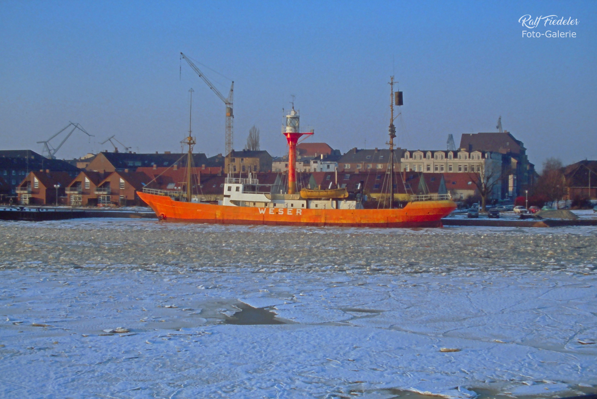 Das Feuerschiff Weser im großen Hafen am Bontekai in Wilhelmshaven im Eiswasser