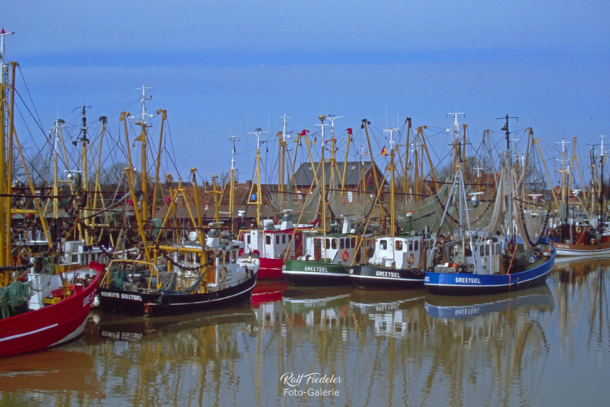 Einige Fischkutter im Hafen von Greetsiel