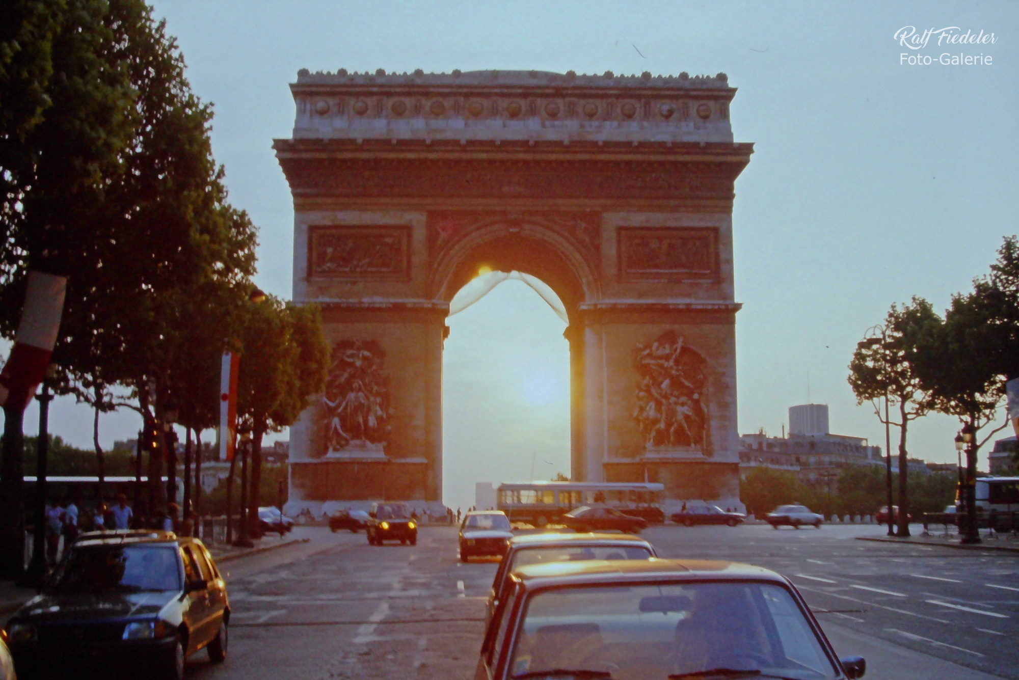 Triumphbogen in Paris im Gegenlicht