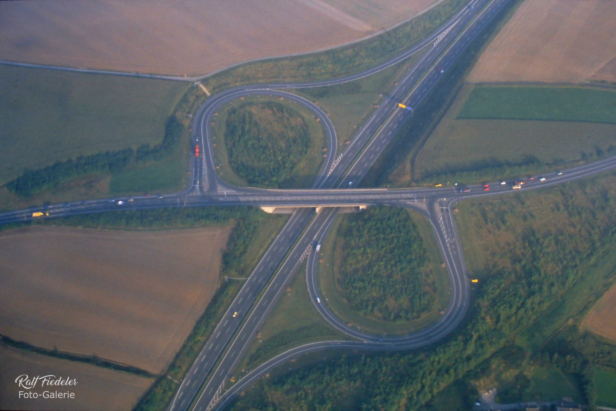 Luftaufnahme von einer Autobahnanschlussstelle im Weser-Ems-Bereich