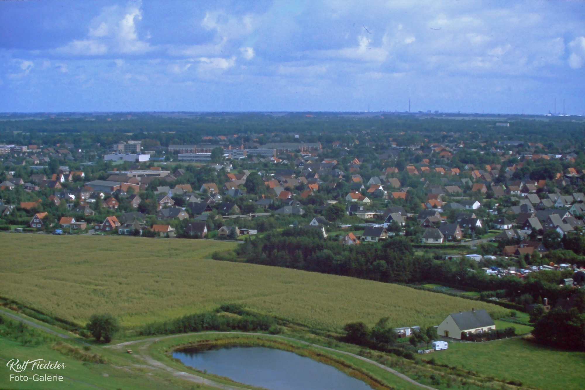 Luftaufnahme von Schortens mit dem See vom Huntsteert
