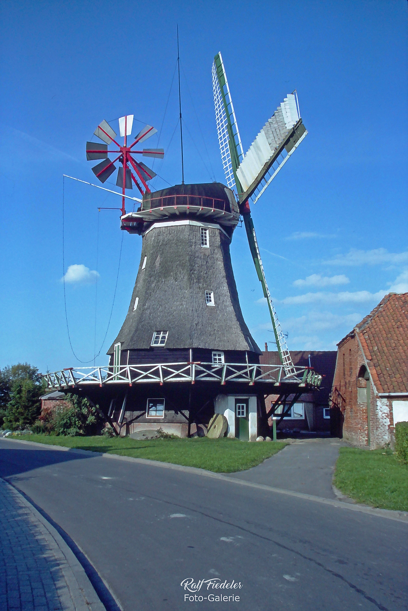 Windmühle in Accum bei sonnigem Wetter