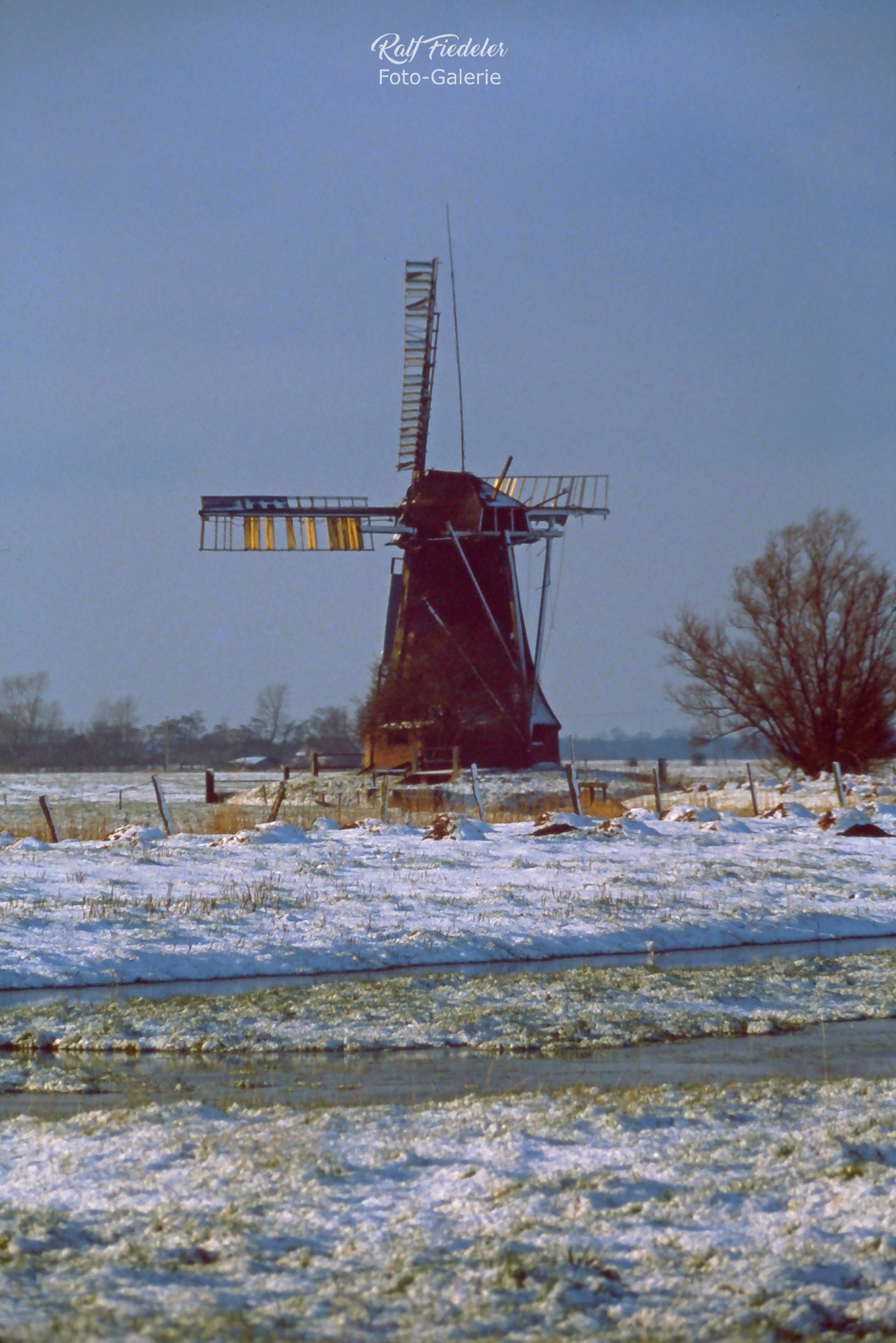 Wedeler Wasserschöpfmühle in Gödens im Schnee