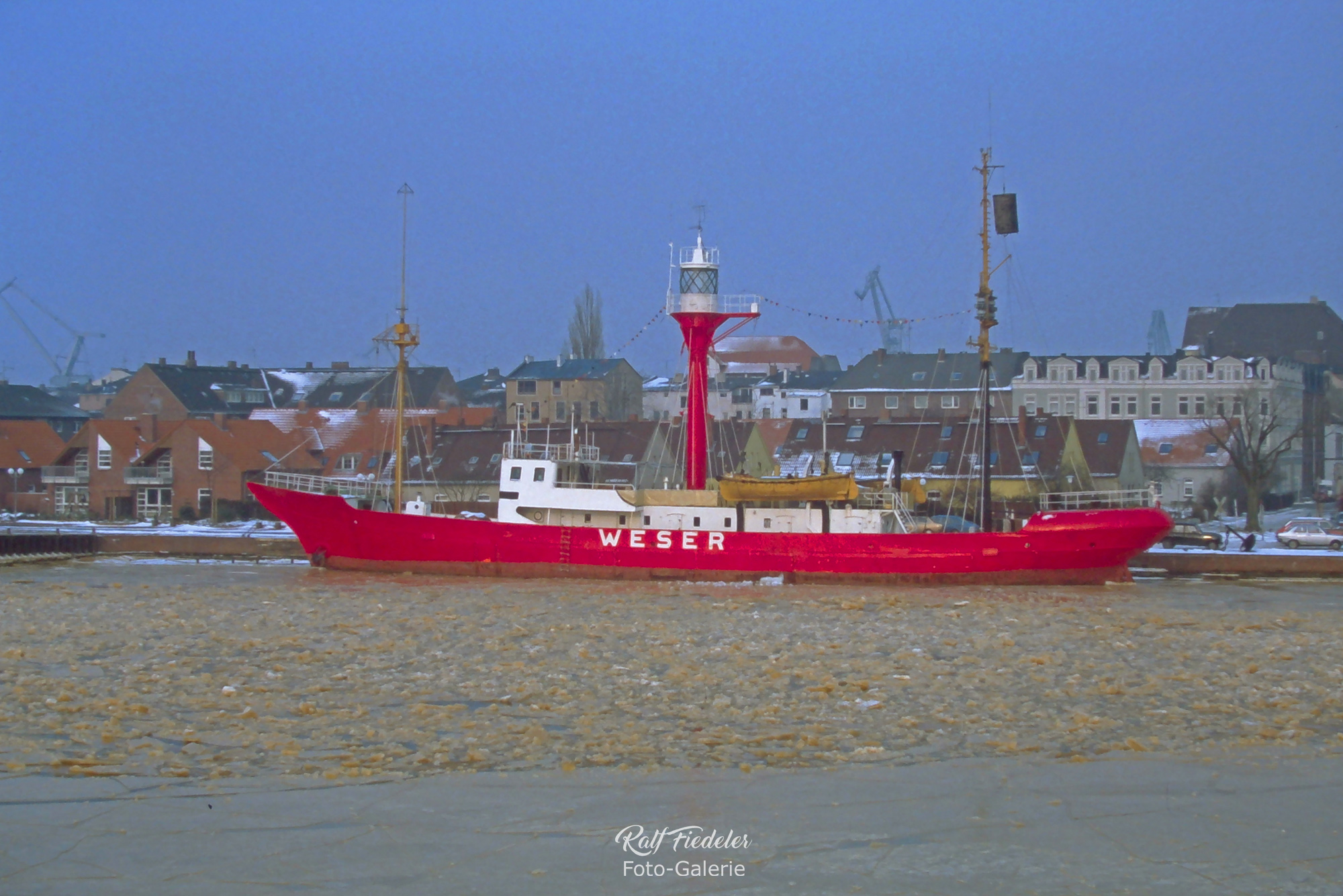 Feuerschiff Weser am Bontekai in Wilhelmshaven mit Eiswasser im großen Hafen