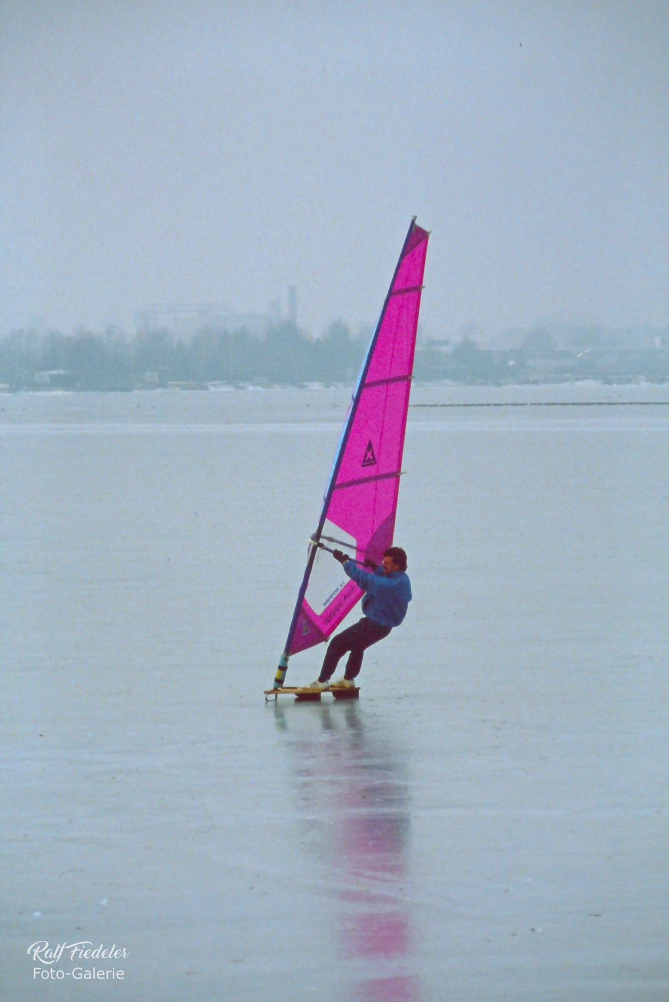 Eisgleiter mit Surfsegel auf dem Banter See