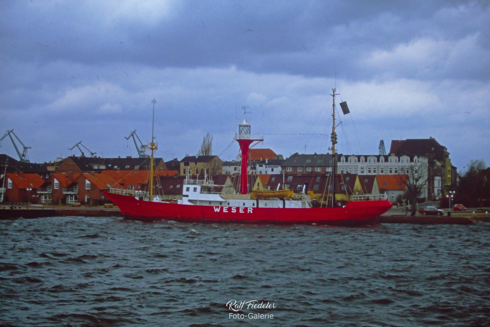 Feuerschiff Weser am Bontekai in Wilhelmshaven bei windigem Wetter