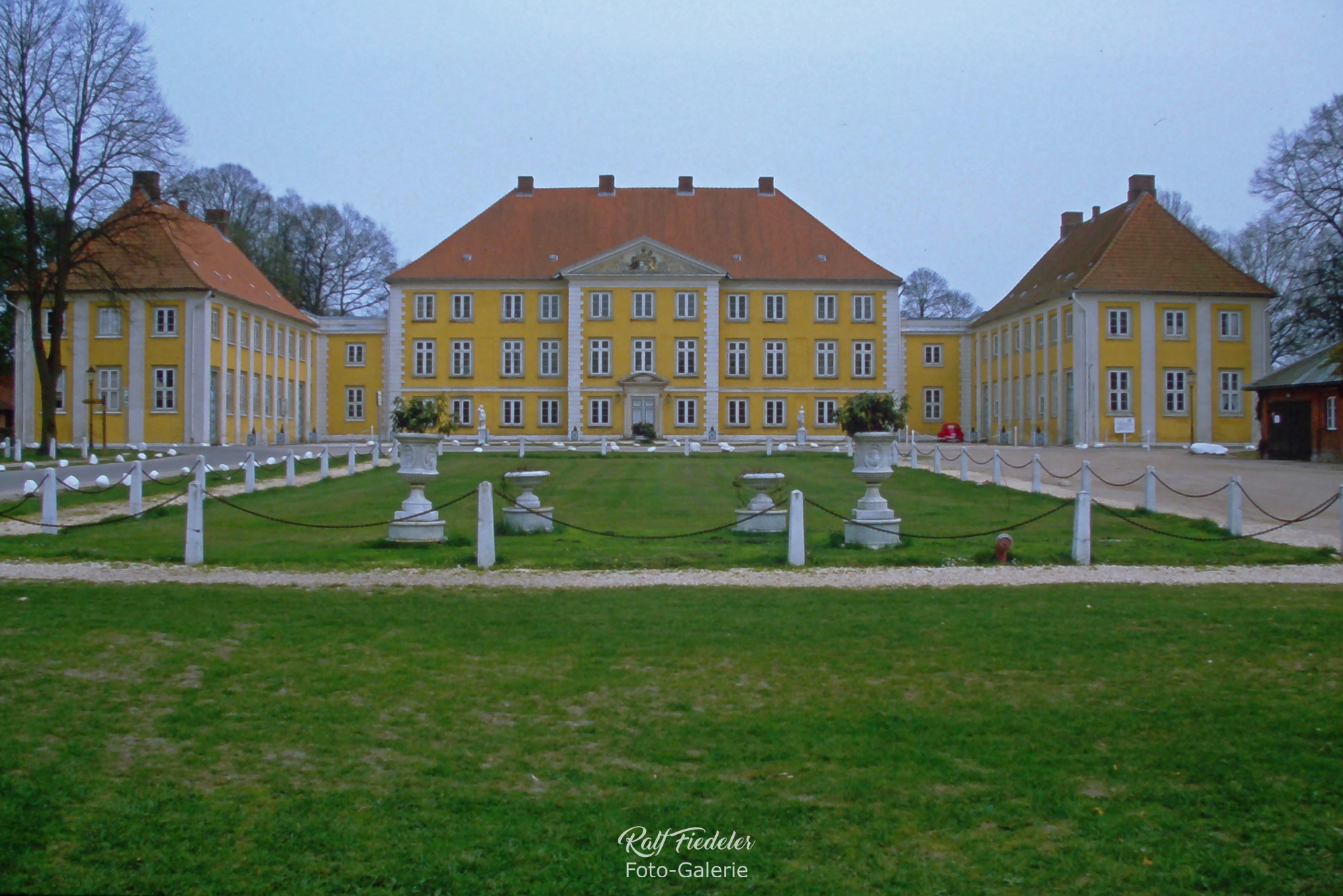 Schloss Wotersen in Roseburg bei bedecktem Himmel