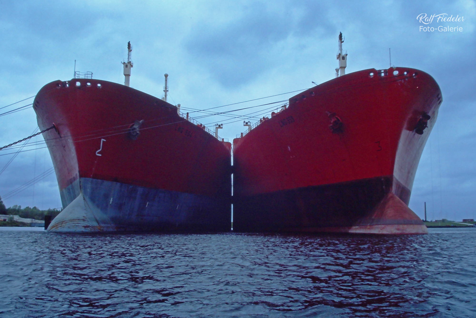 Zwei Flüssiggastanker im großen Hafen von Wilhelmshaven