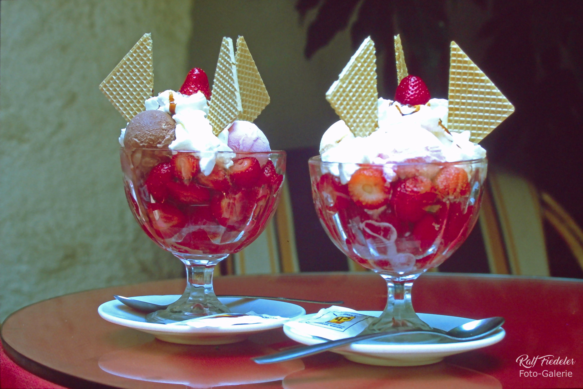 Zwei Becher mit Erdbeeren, Eis und Sahne in Calella bei Barcelona