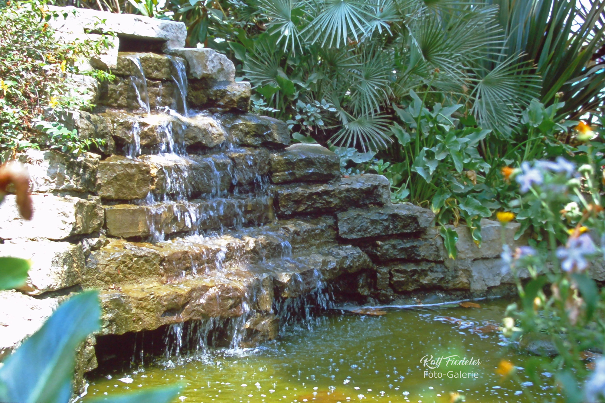 Künstlicher Wasserfall mit Teich in Calella bei Barcelona