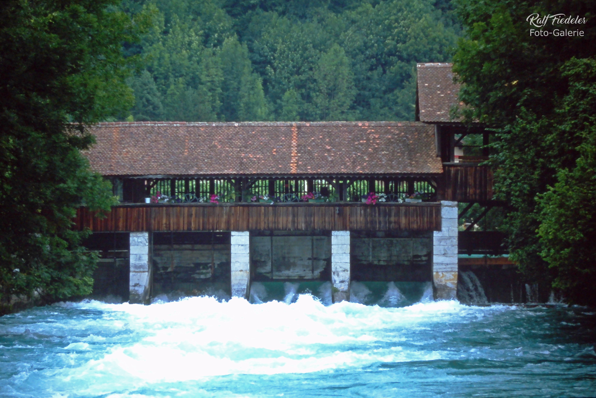Große Staatsschleuse vom Aare Dam in Interlaken aus