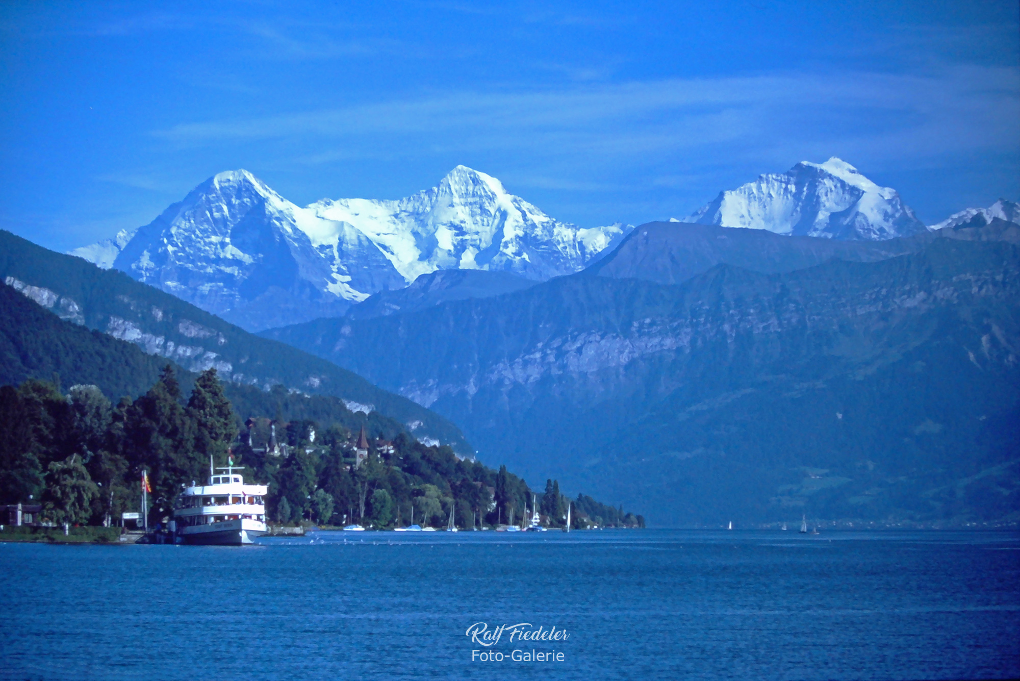 Eiger, Mönch und Jungfrau mit Thunersee im Vordergrund