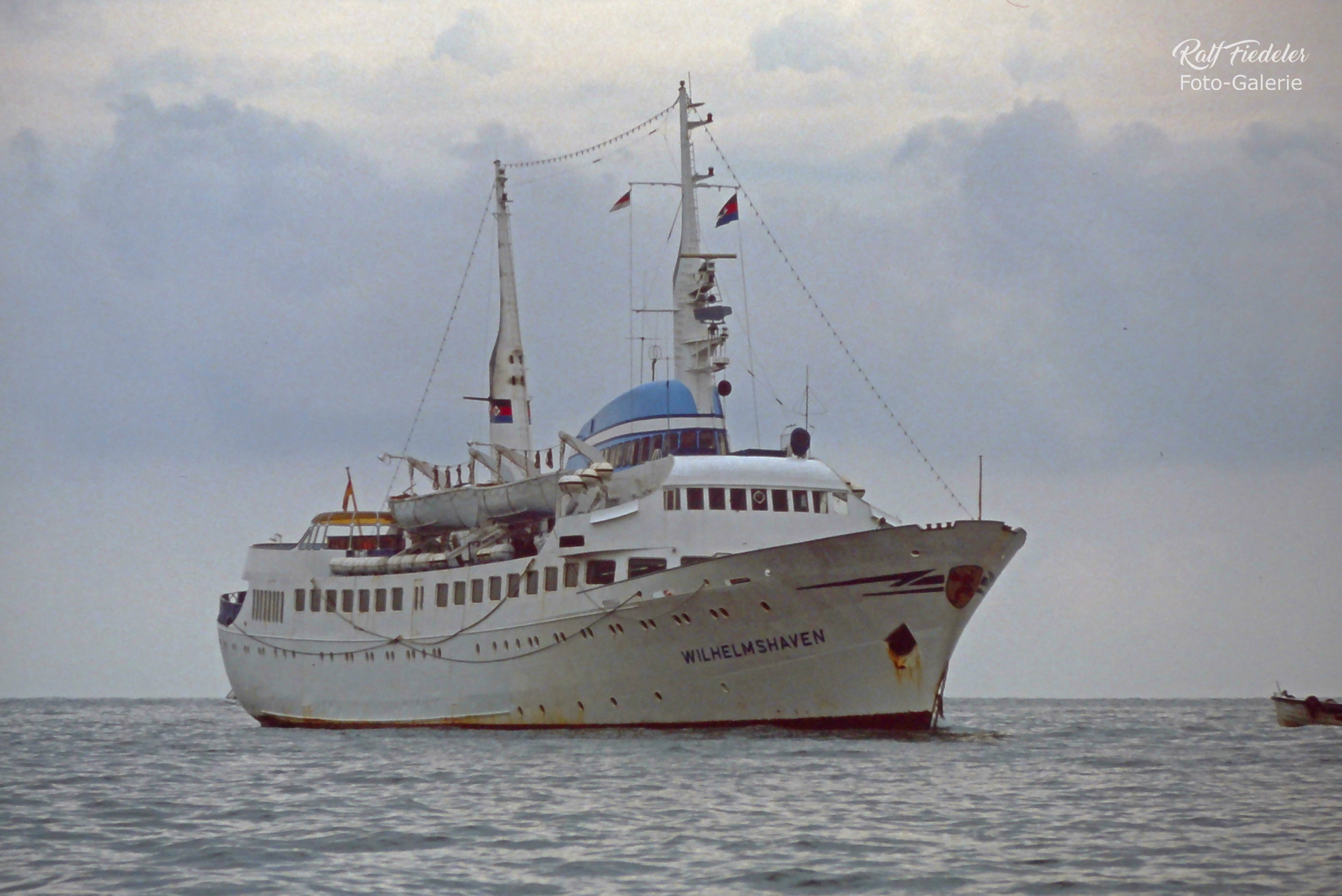 Seebäderschiff Wilhelmshaven auf Reede vor Helgoland