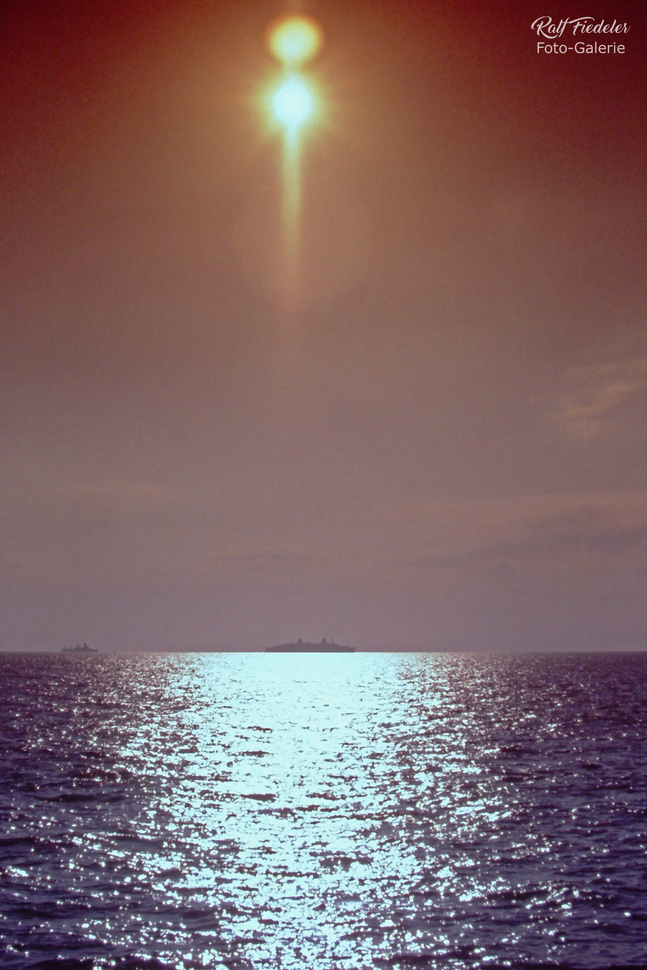 Passagierschiff Europa am Horizont unter der Sonne