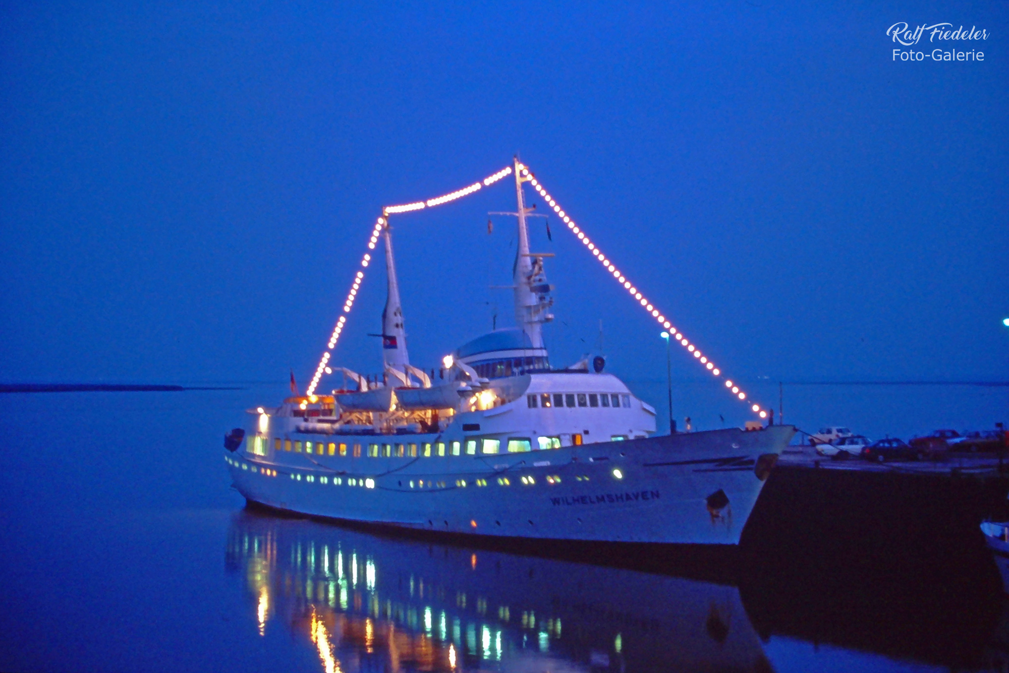 Beleuchtetes Seebäderschiff Wilhelmshaven zur blauen Stunde