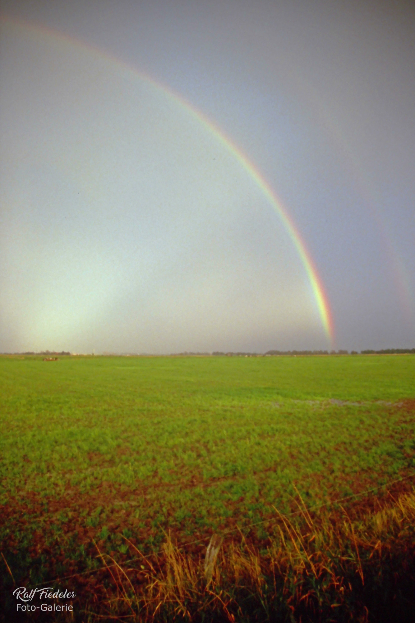 Regenbogen über einem Feld von der Dykhauser Straße aus