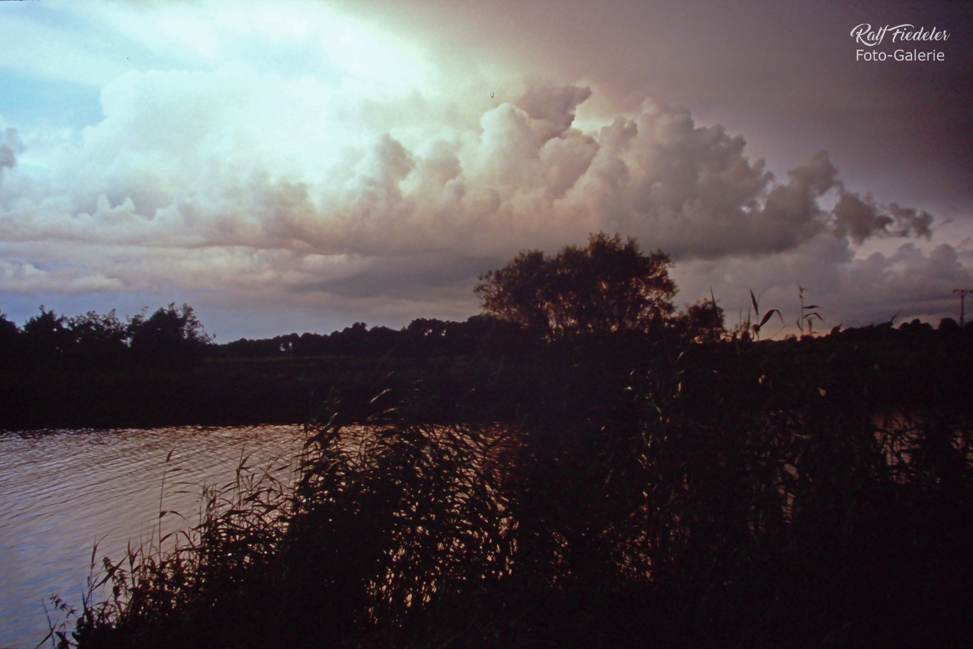 Wolkenhimmel am Ems-Jade-Kanal in der Nähe des Wassersportverein Dykhausen e.V.
