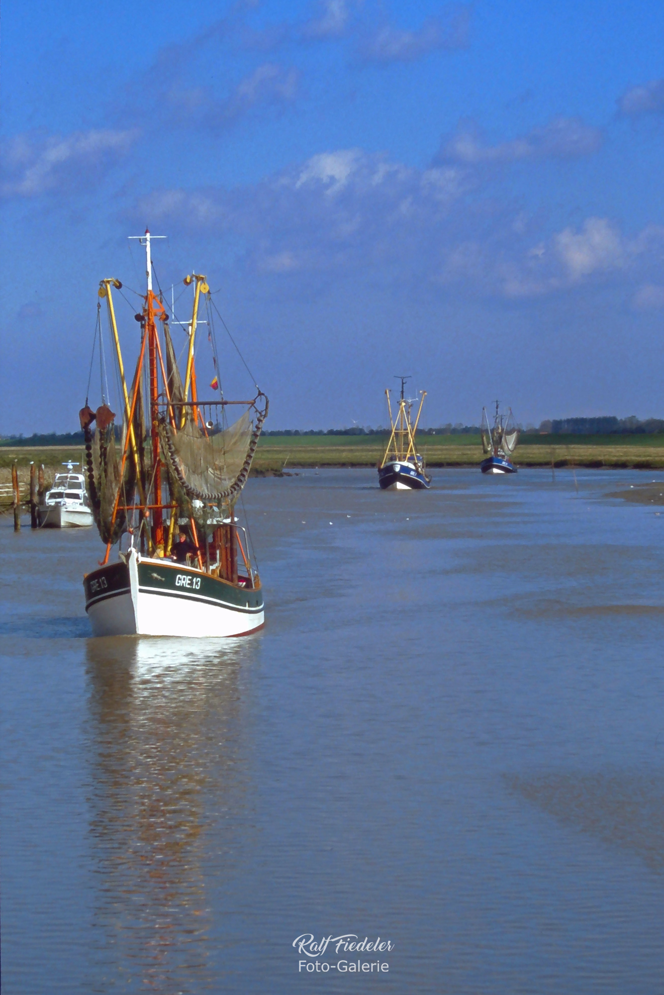 Drei heimkehrenden Fischkutter am frühen Morgen in Greetsiel