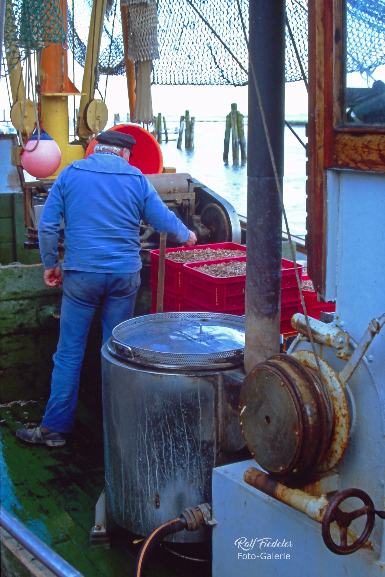 Fischer an Bord eines Fischkutters in Greetsiel