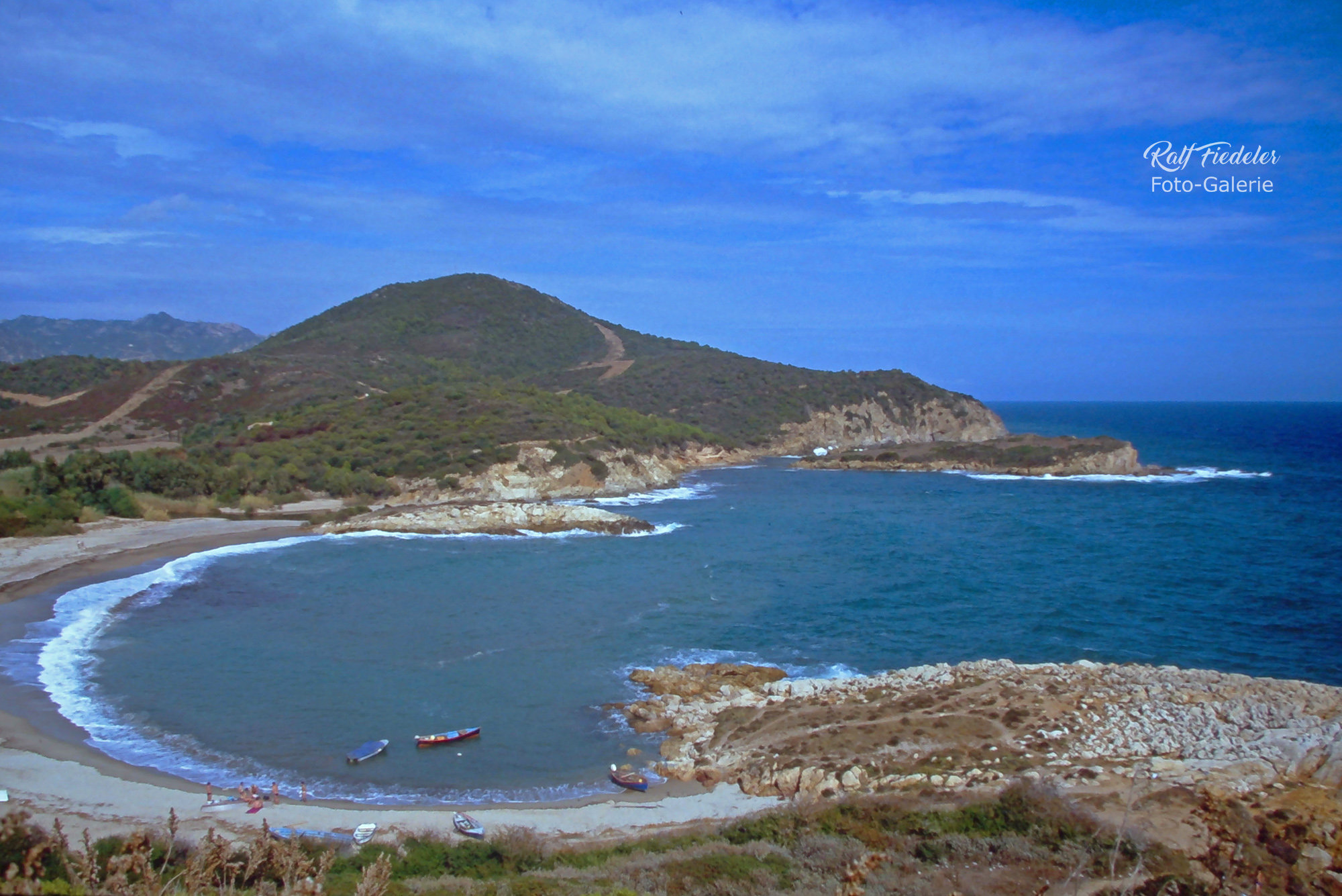 Bucht im Süden von Sardinien von oben