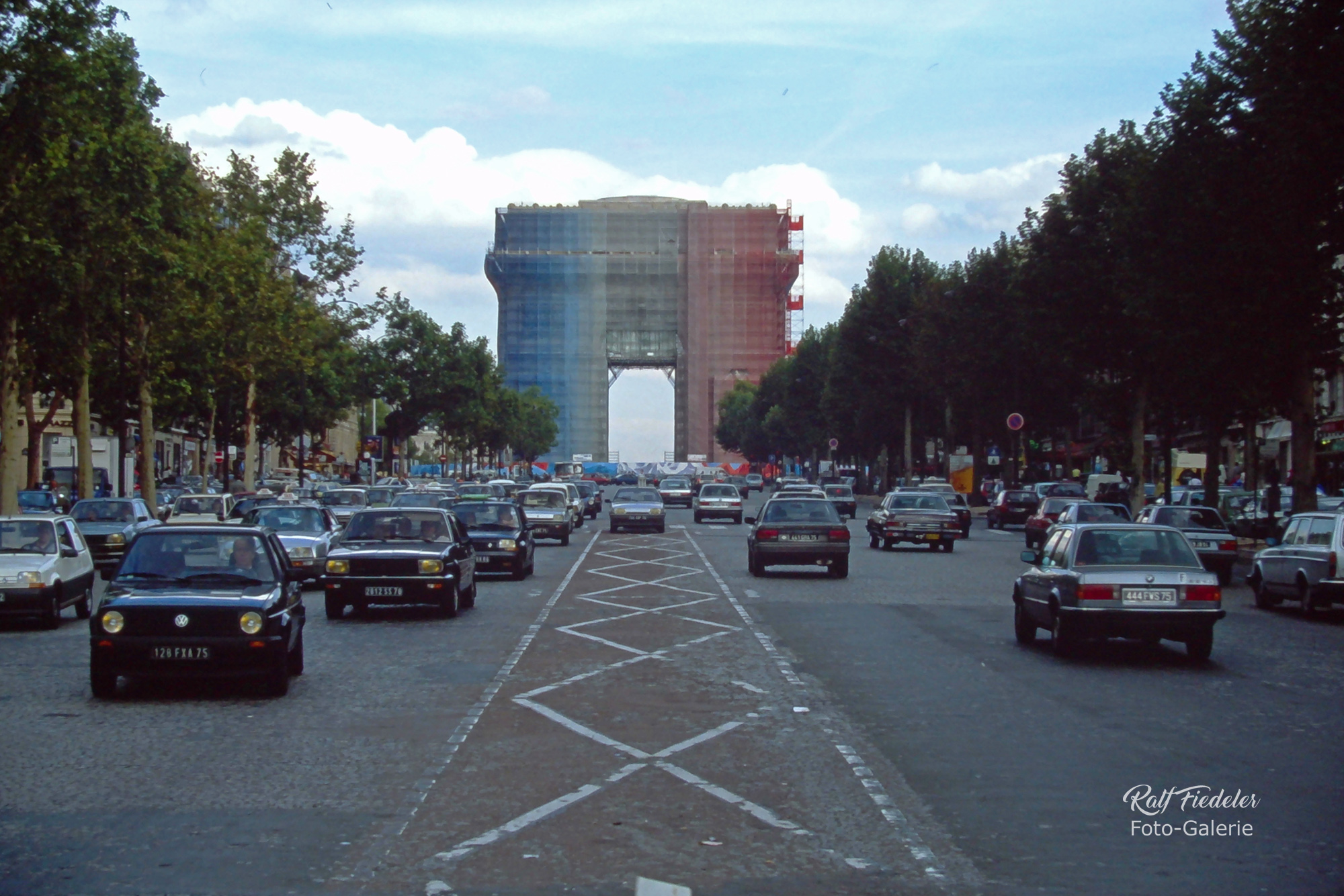 Triumphbogen mit Gerüst in französischen Farben von der Champs-Élysées aus