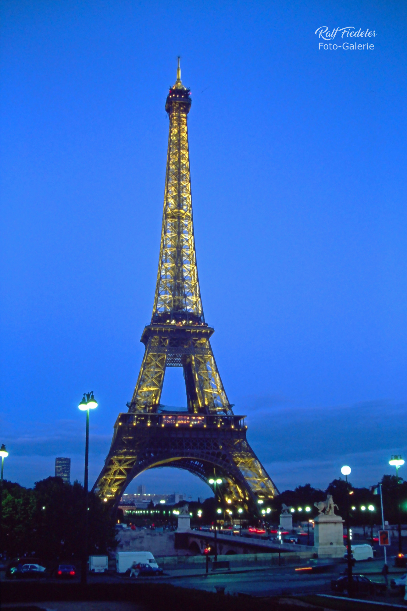 Beleuchteter Eifelturm am späten Nachmittag und im Vordergrund ist die Brücke: Pont d'Iéna