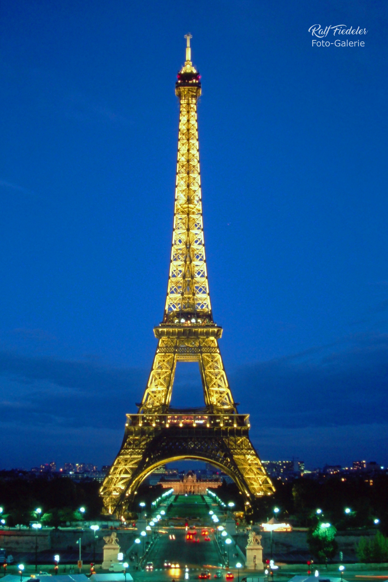 Beleuchteter Eifelturm am Abend gerade über die Brücke: Pont d'Iéna fotografiert