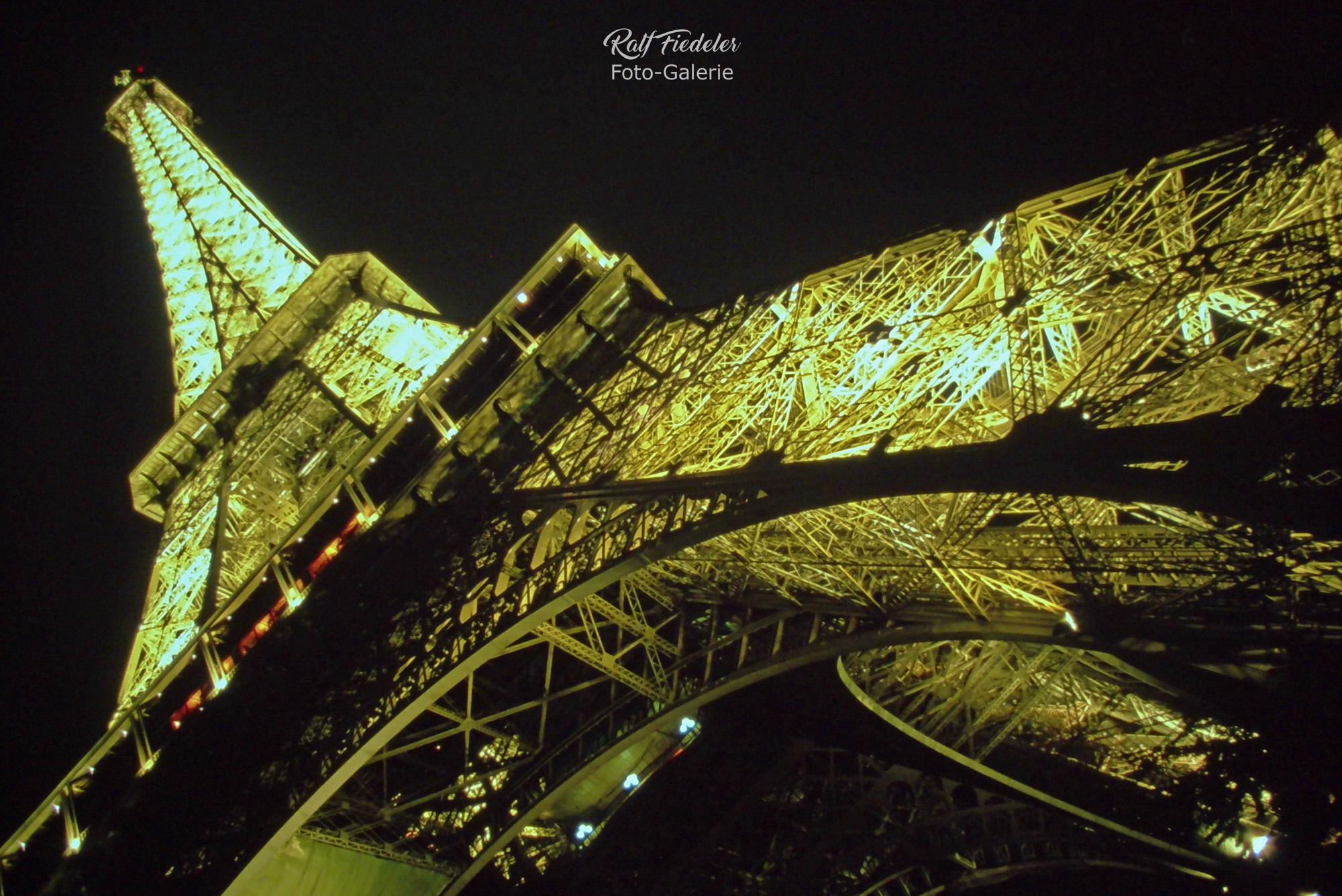 Beleuchteter Eifelturm am Abend von schräg unten fotografiert