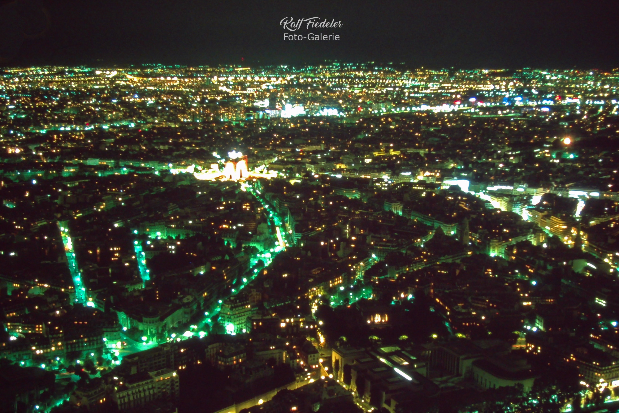 Paris bei Nacht vom Eifelturm aus fotografiert, der Triumphbogen ist zu sehen