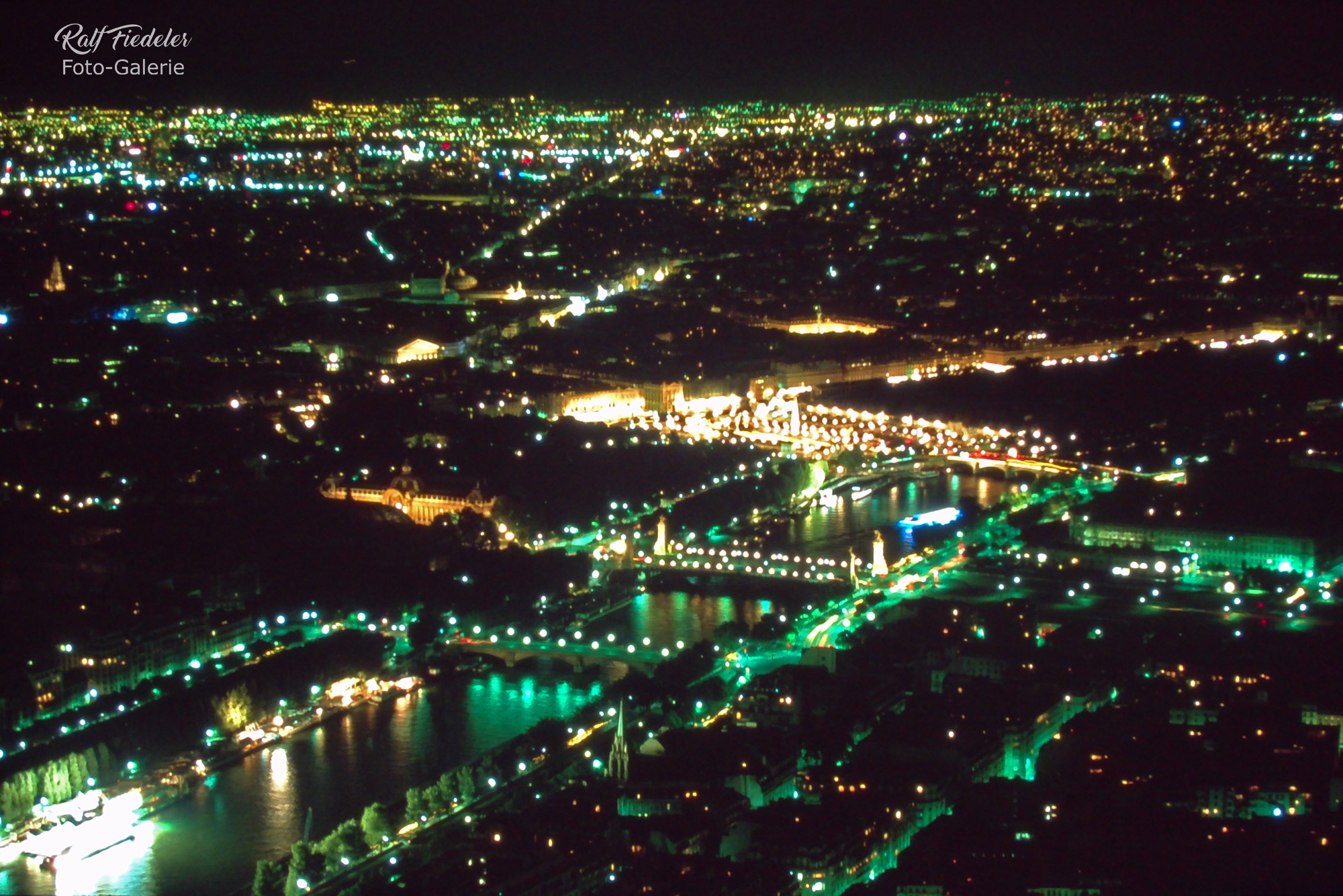 Paris bei Nacht vom Eifelturm aus fotografiert, der Place de la Concorde ist zu sehen