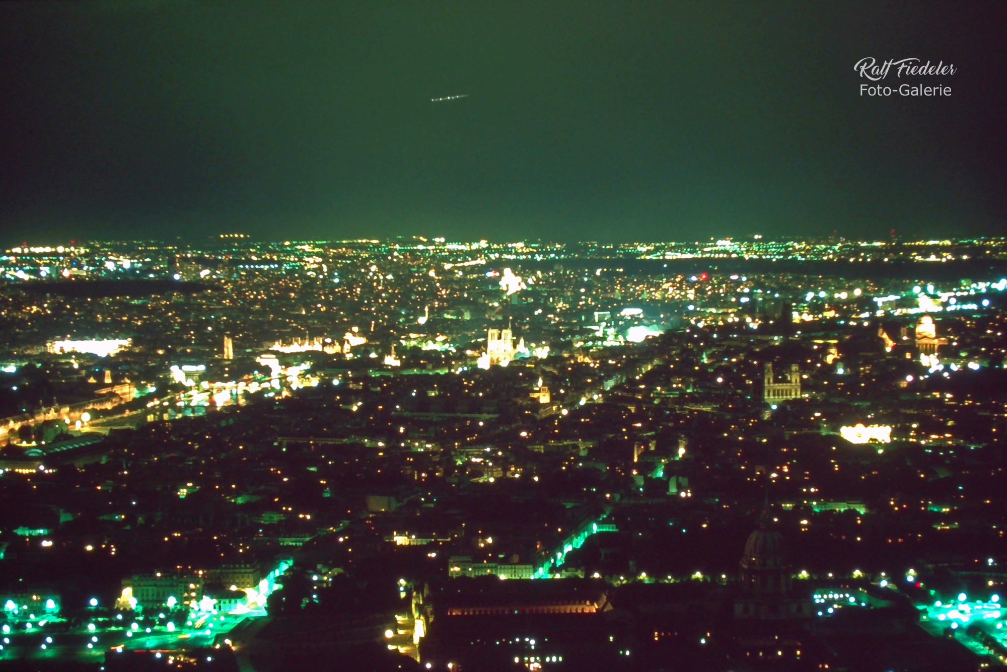 Paris bei Nacht vom Eifelturm aus fotografiert, die Kathedrale Notre-Dame ist zu sehen