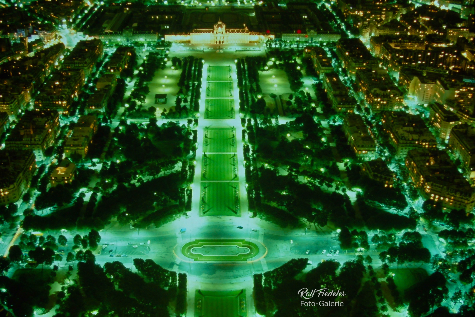 Champ de Mars bei Nacht vom Eifelturm aus fotografiert