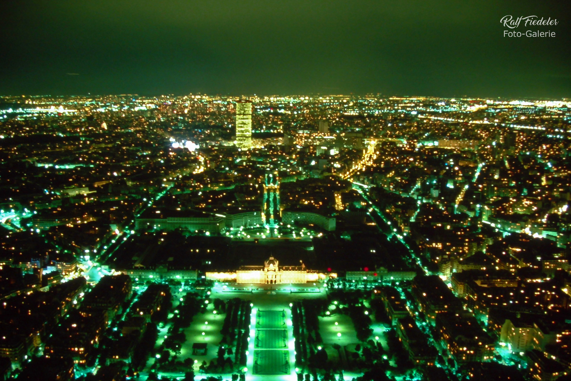 Paris bei Nacht vom Eifelturm aus fotografiert, das Tour Montparnasse ist zu sehen