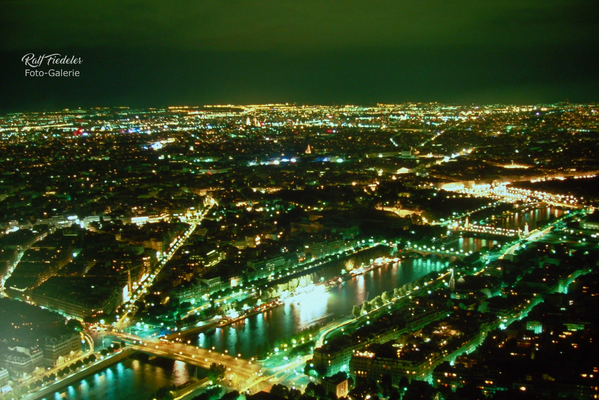 Paris bei Nacht vom Eifelturm aus fotografiert, der Petit Palais ist zu sehen
