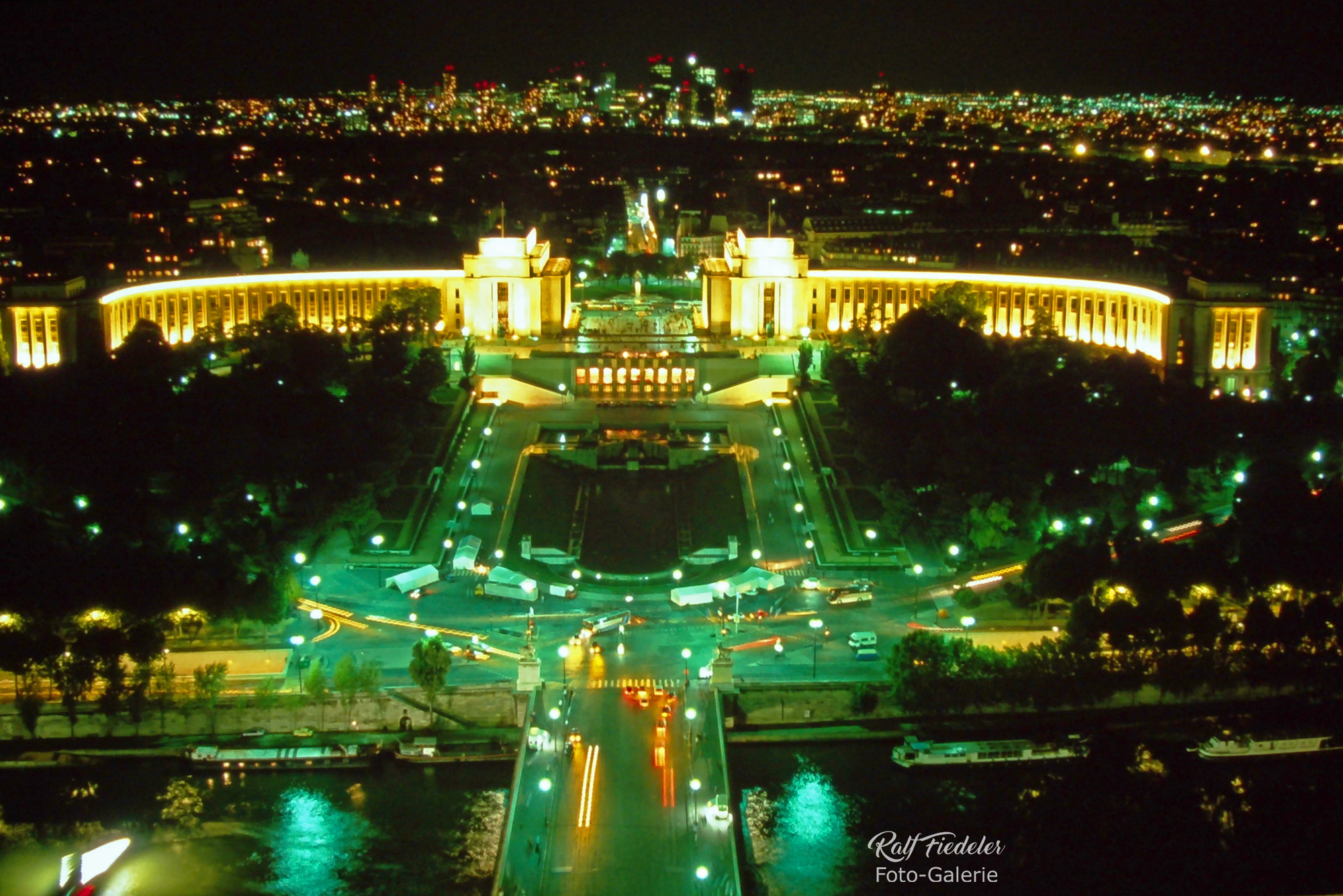 Palais de Chaillot bei Nacht vom Eifelturm aus fotografiert