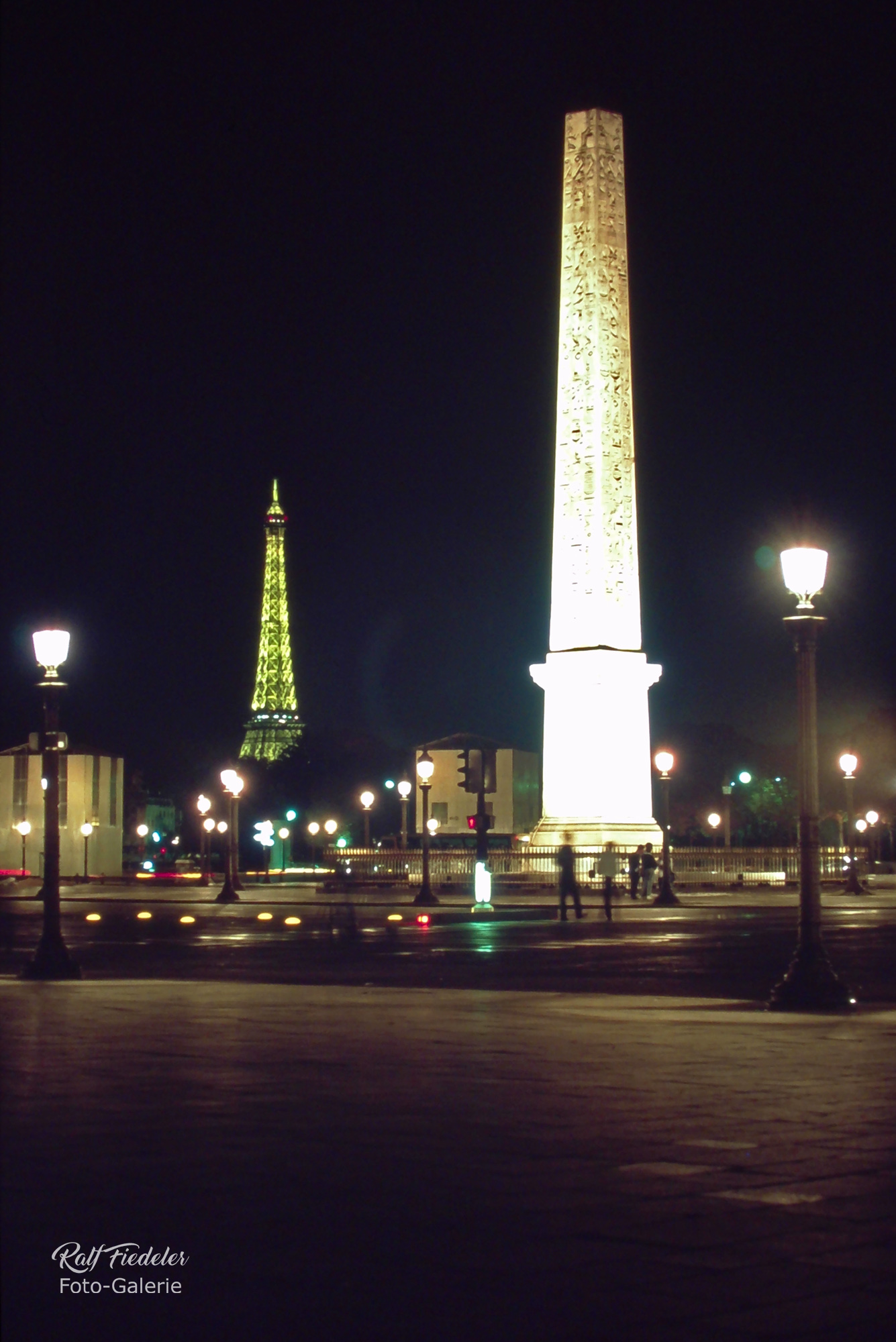 Nachtaufnahme vom Luxor-Obelisk und der Eifelturm im Hintergrund