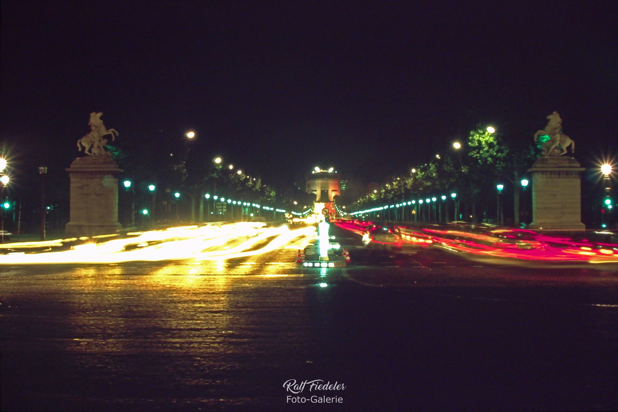 Nachtaufnahme von der Avenue des Champs-Élysées