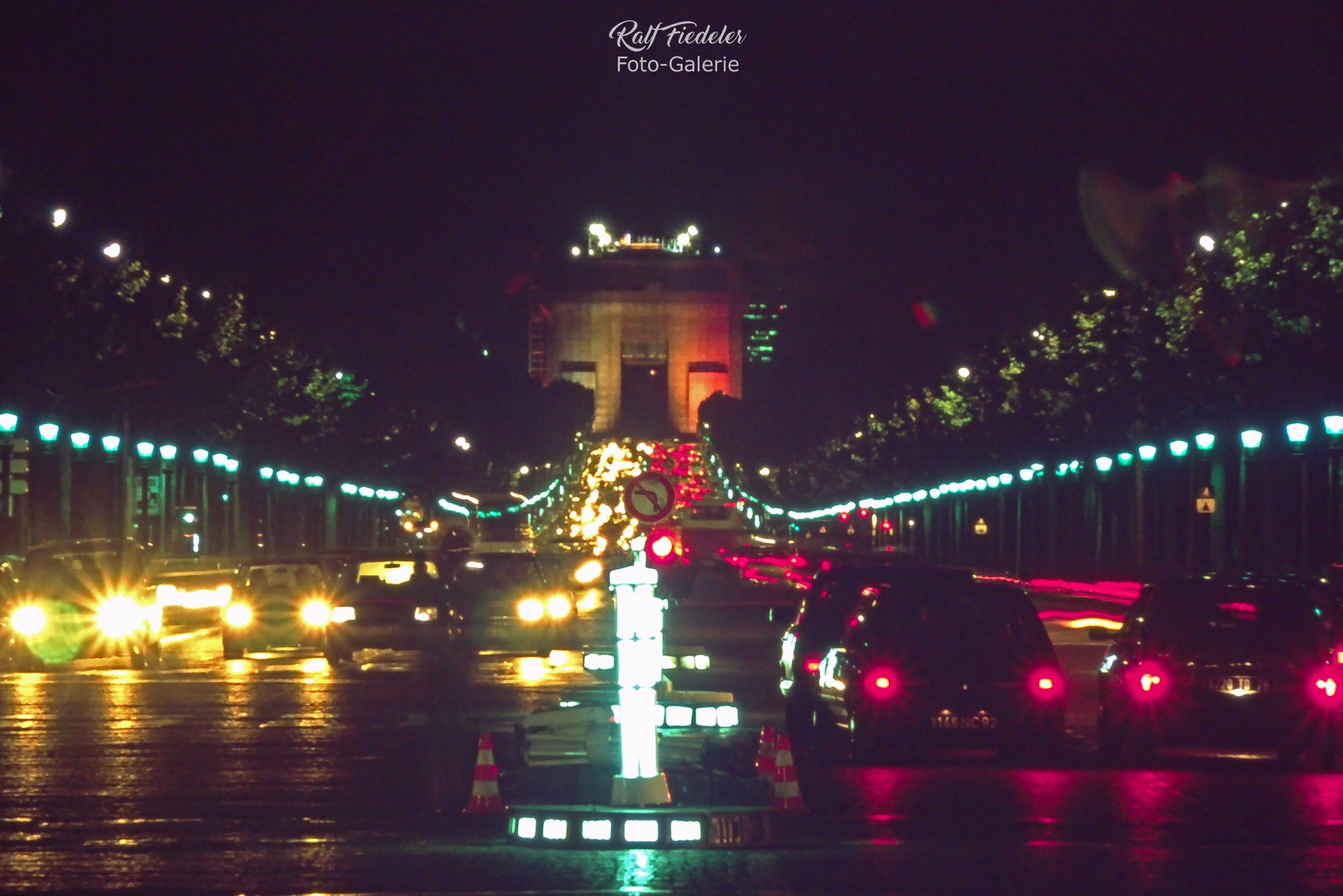 Nachtaufnahme vom Triumphbogen auf der Avenue des Champs-Élysées