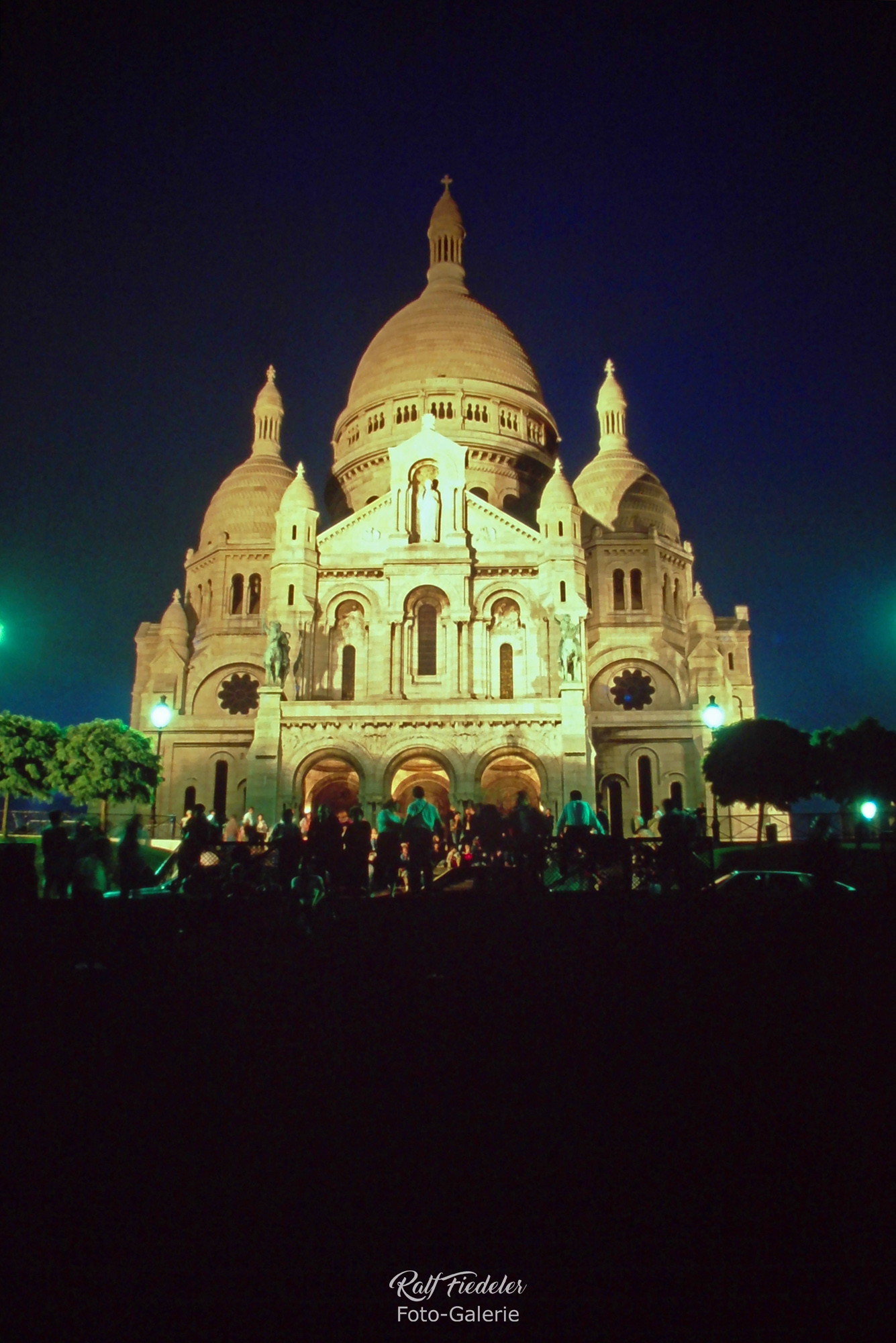 Nachtaufnahme von der beleuchteten Basilika Sacré-Cœur