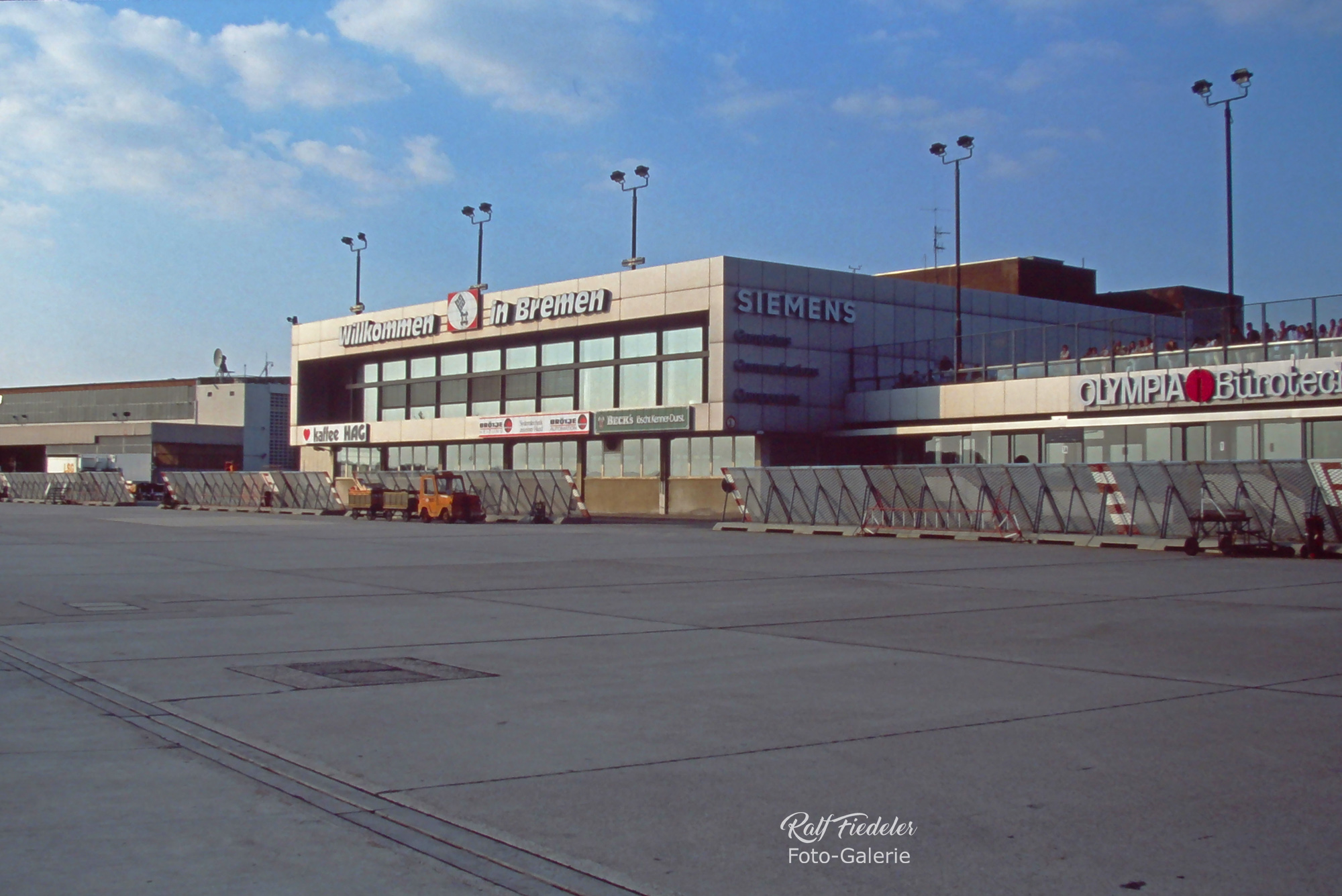 Rollfeld vom Flughafen Bremen mit Abfertigungshalle